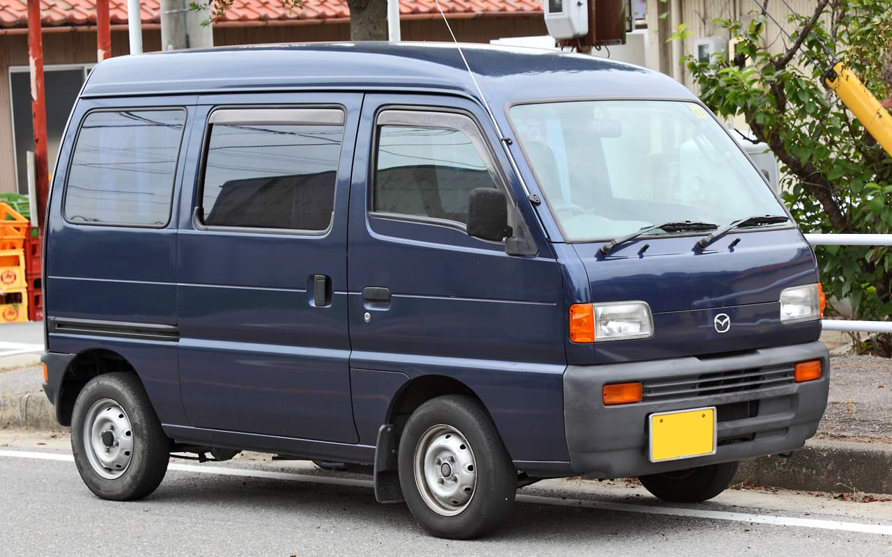 White Mazda Scrum kei truck front three-quarter view