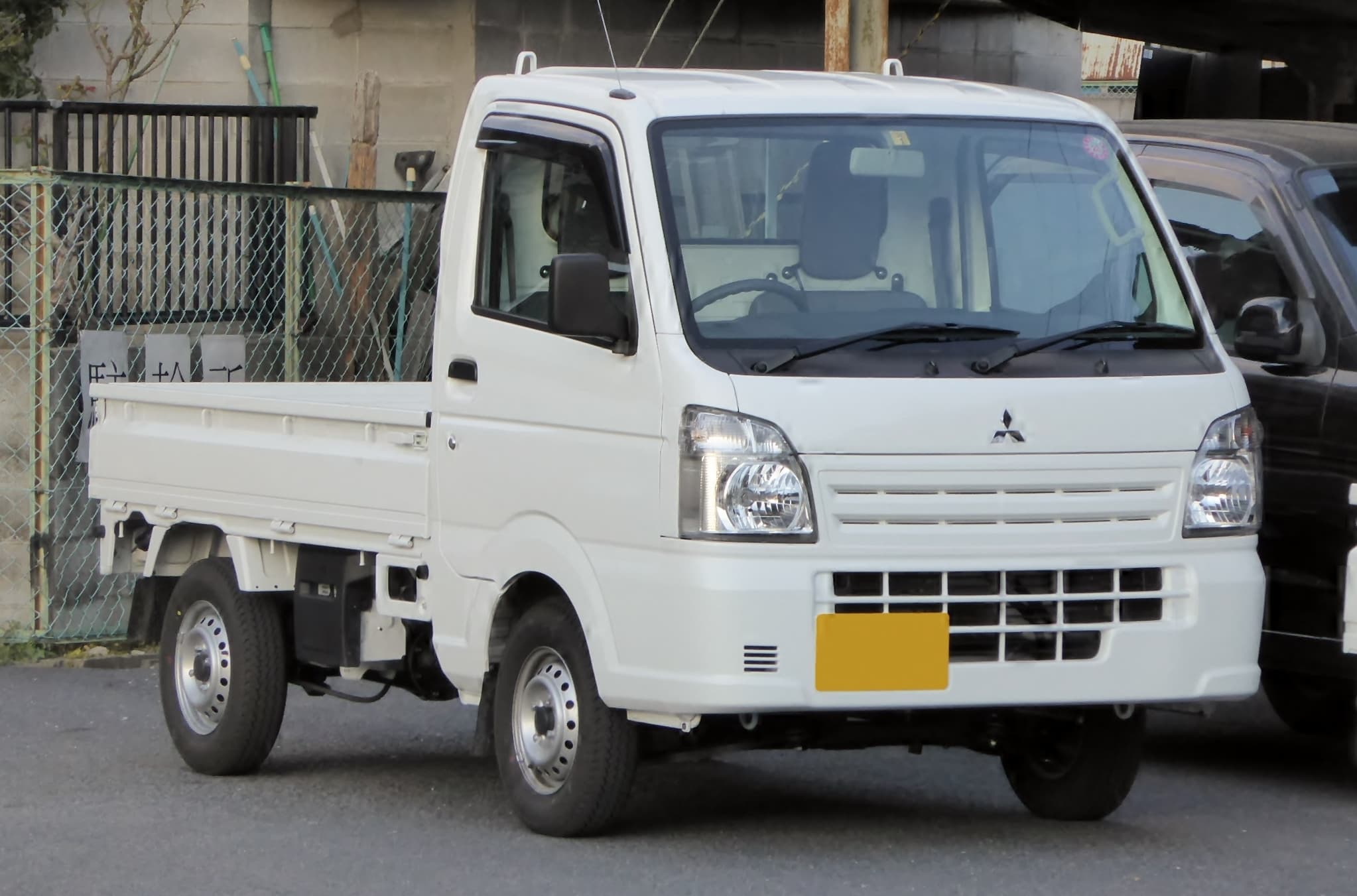 White Mitsubishi Minicab Truck kei truck front view