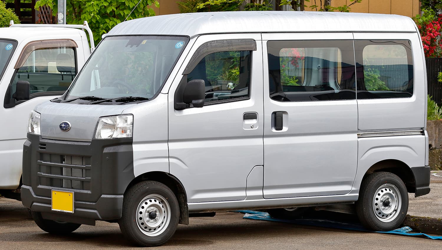 Subaru Sambar Van kei van front three-quarter view