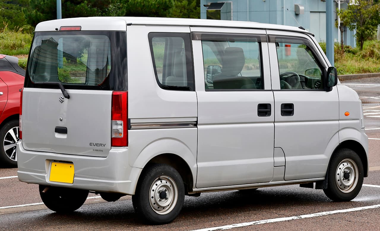 Suzuki Every kei van front three-quarter view